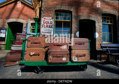 Sur un chariot à roues valises sur le quai de la gare à Sherringham de Norfolk. Banque D'Images