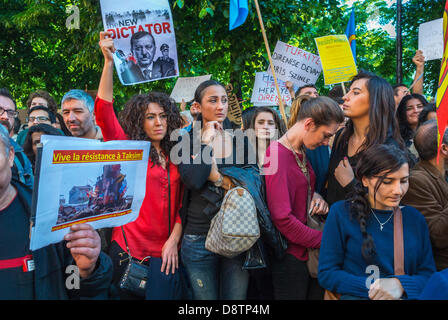 Paris, France. Le peuple turc proteste contre la répression du gouvernement turc lors des récentes manifestations antigouvernementales d'an-kara. Foule, tenant des panneaux de protestation, immigrants internationaux, FEMMES DANS LA FOULE, adolescent de manifestation, manifestation contre erdogan, manifestation des adolescents, signe de manifestation des adolescents Banque D'Images