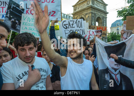 Paris, France. Peuple turc pour protester contre la répression du gouvernement turc dans un récent-kara Anti-Government démonstrations. Foule Holding pancartes on Street Banque D'Images