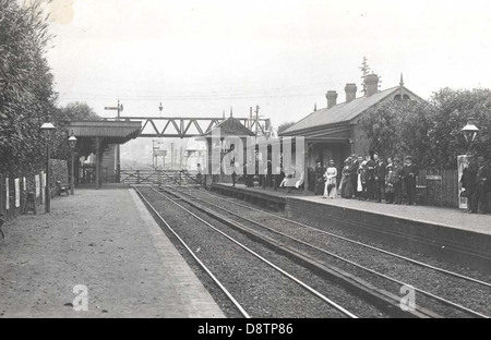 Photo historique en noir et blanc d'une gare de Waratah, région de Hunter, Newcastle. La photo, qui fait partie de la collection State Records NSW, montre des habitants de la région, y compris des enfants, dans la zone de la gare. Banque D'Images