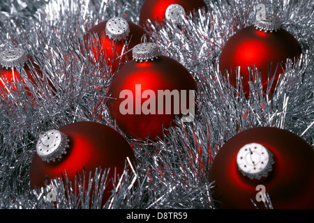 Boules de Noël rouge sur le silver tinsel Banque D'Images