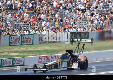 1 juin 2013 - Englishtown, New Jersey, États-Unis - 01 juin 2013 : l'armée américaine pilote Top Fuel Tony Schumacher courses en bas de la voie au cours de la Toyota à Summernationals Raceway Park à Englishtown, New Jersey. Banque D'Images
