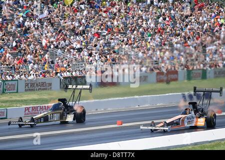 1 juin 2013 - Englishtown, New Jersey, États-Unis - 01 juin 2013 : l'armée américaine pilote Top Fuel Tony Schumacher courses en bas de la voie au cours de la Toyota à Summernationals Raceway Park à Englishtown, New Jersey. Banque D'Images