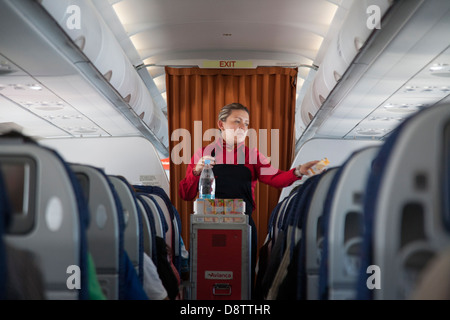 Hôtesse de l'air servant des boissons au cours de la fuite, Avianca Airlines, Colombie Banque D'Images