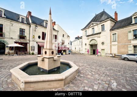 La place du village à Fontevraud avec l'entrée de l'abbaye en arrière-plan. Banque D'Images