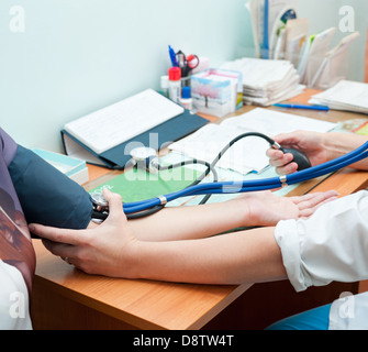 Médecin prend la pression artérielle Banque D'Images