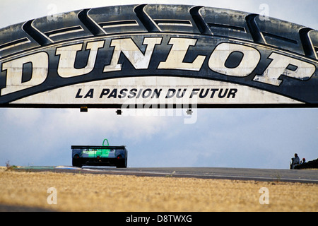 Une voiture de sport MG va sous le pont Dunlop au Mans lors de la course de 24 heures. Banque D'Images