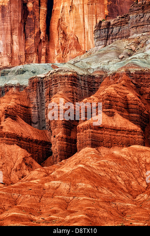 Rock aux teintes multi-couches de grès composent le mur cannelée en Utah's Capitol Reef National Park. Banque D'Images