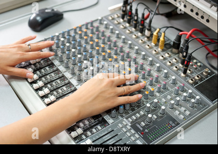 Femmes à la console de commande audio Banque D'Images