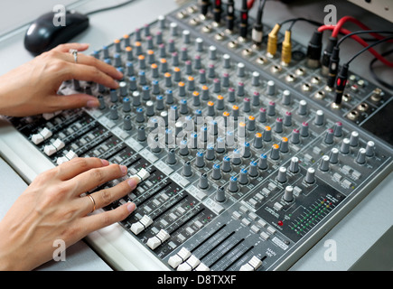 Femmes à la console de commande audio Banque D'Images