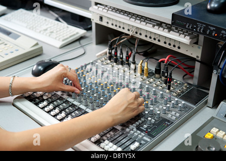 Femmes à la console de commande audio Banque D'Images