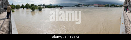 Bratislava, Slovsakia. 4 juin 2013. Vue panoramique de Bratislava landmarks de l'ancien pont durant les inondations le 4 juin 2013 à Bratislava/Paukeje Crédit : Lubos Alamy Live News Banque D'Images