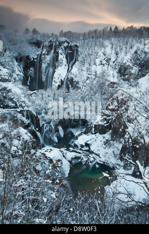 Les lacs de Plitvice Grande Cascade en hiver, parc national des Lacs de Plitvice, Croatie Banque D'Images