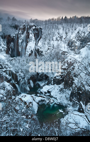 Les lacs de Plitvice Grande Cascade en hiver la neige, Parc national des Lacs de Plitvice, Croatie Banque D'Images