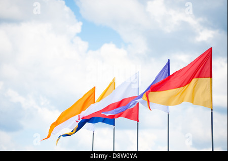 Drapeaux triangulaires dans le vent Banque D'Images