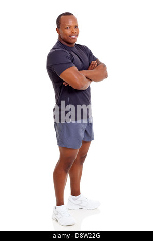Vue latérale de l'afro-américain homme sportif avec les bras croisés sur fond blanc Banque D'Images