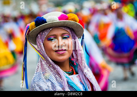 Une fille dancer (danzante) effectue dans le défilé religieux dans le corpus christi festival à pujilí, de l'équateur. Banque D'Images
