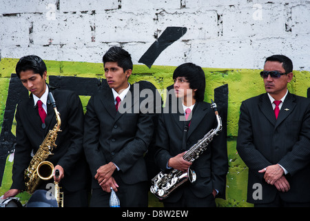 Attendre les musiciens à participer à la parade religieuse au sein du Corpus Christi de pujilí festival, de l'équateur. Banque D'Images