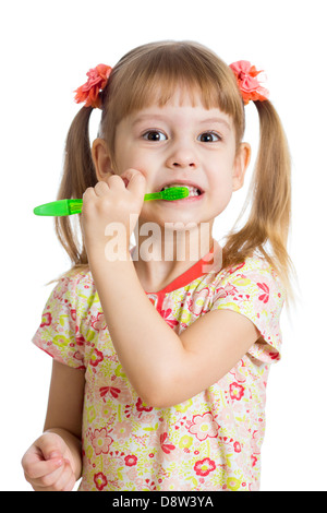 Jeune fille se brosser les dents de l'enfant isolé sur fond blanc Banque D'Images