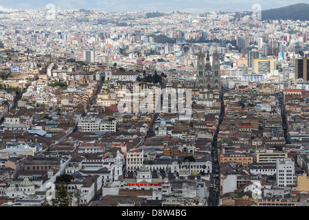 Vue sur Quito du Cerro La colline Panecillo, Quito, Equateur, Vieille Ville Banque D'Images