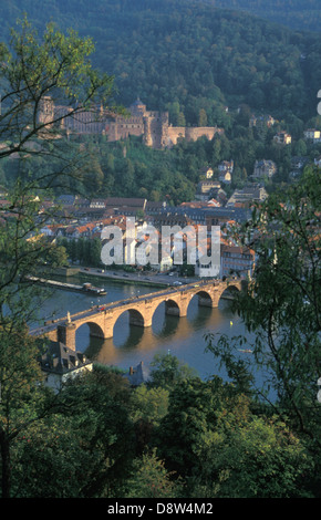 Ville de Heidelberg, Allemagne, avec le château et le Vieux Pont, vu à travers la rivière Neckar Banque D'Images