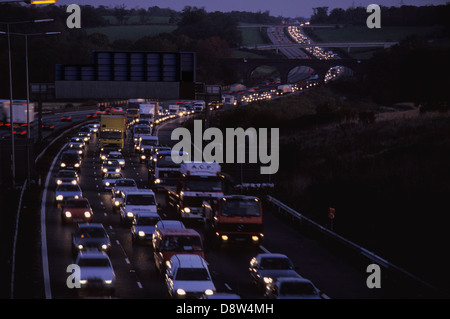 Trafic lourd avant l'aube sur la rocade M25 près de Gerrard's Cross, Buckinghamshire, Angleterre, du point de vue de l'overbridge Banque D'Images