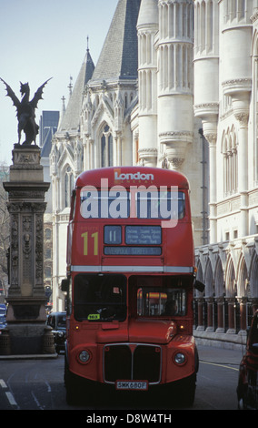 Double-decker bus, numéro 11 à Liverpool Street, passe par les cours royales de justice dans le Strand, et le Monument de Temple Bar Banque D'Images