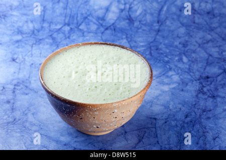 Matcha latte faite avec le lait d'amande servi dans bol matcha Banque D'Images