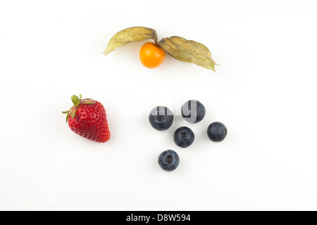 Fruits frais : baies d'or (Physalis peruviana), fraises et bleuets, sur fond blanc Banque D'Images