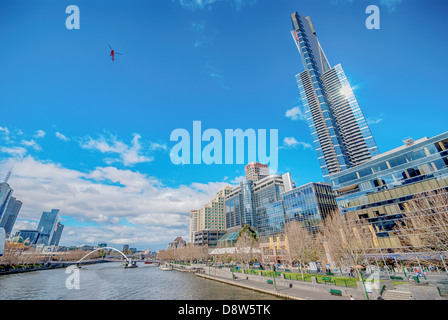 Un grand angle de vue non corrigée d'un hélicoptère survolant la rivière Yarra à Southbank, au centre-ville de Melbourne, Australie. Banque D'Images