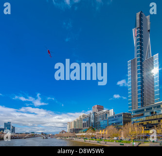 Un grand angle de vue corrigée un hélicoptère survolant la rivière Yarra à Southbank, au centre-ville de Melbourne, Australie. Banque D'Images