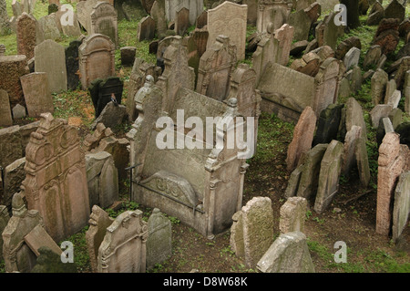 Pierres tombales anciennes à l'ancien cimetière juif du quartier de Josefov à Prague République Tchèque Banque D'Images