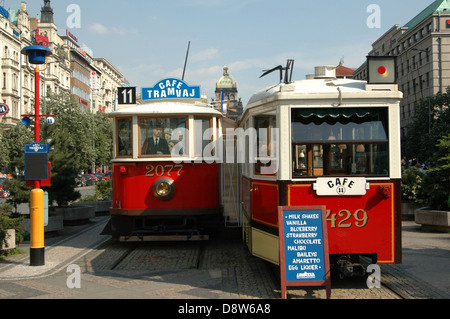 Vieux tramways utilisés comme café-restaurant dans Vaclavske namesti street à Wenceslas Square Prague République Tchèque Banque D'Images