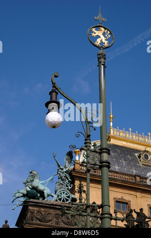 Lampadaire en fer forgé à côté du Théâtre National Narodni Divadlo de Prague République Tchèque Banque D'Images