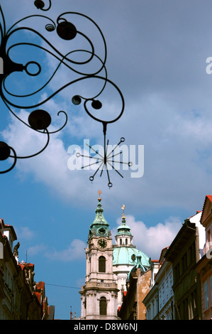 L'église de St Nicholas dans le petit quartier Prague République Tchèque Banque D'Images