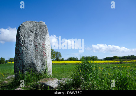 Vieille pierre runique à Karlevi sur l'île suédoise Oland. Image de printemps avec ciel bleu et vert-jaune. Banque D'Images