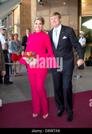 Bade-wurtemberg, Allemagne. 4 juin 2013. Le roi Willem-Alexander et Maxima La reine des Pays-Bas le 2ème jour à Stutgart, Allemagne. Au Musée Mercedes Benz 04-06-2013 Photo : Albert Nieboer-NETHETRLANDS / PRE OUT/dpa/Alamy Live News Banque D'Images