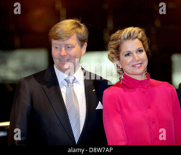 Bade-wurtemberg, Allemagne. 4 juin 2013. Le roi Willem-Alexander et Maxima La reine des Pays-Bas le 2ème jour à Stutgart, Allemagne. Au Musée Mercedes Benz 04-06-2013 Photo : Albert Nieboer-NETHETRLANDS / PRE OUT/dpa/Alamy Live News Banque D'Images
