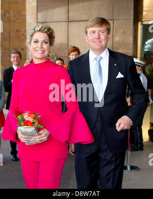 Bade-wurtemberg, Allemagne. 4 juin 2013. Le roi Willem-Alexander et Maxima La reine des Pays-Bas le 2ème jour à Stutgart, Allemagne. Au Musée Mercedes Benz 04-06-2013 Photo : Albert Nieboer-NETHETRLANDS / PRE OUT/dpa/Alamy Live News Banque D'Images