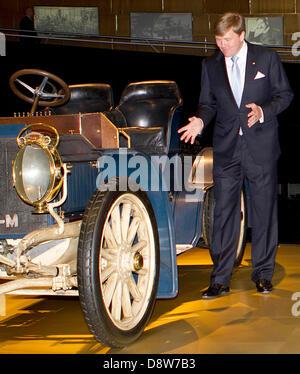 Bade-wurtemberg, Allemagne. 4 juin 2013. Le roi Willem-Alexanderon le 2e jour à Stuttgart, Allemagne. Au Musée Mercedes Benz 04-06-2013 avec une Mercedes Simplex Photo : Albert Nieboer-NETHETRLANDS / PRE OUT/dpa/Alamy Live News Banque D'Images
