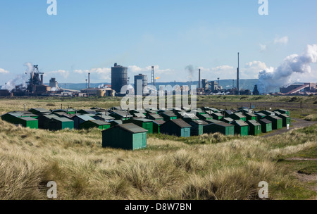 Vue sur Fishermens huttes avec haut-fourneau aciérie Redcar en arrière-plan. La gare du sud, Redcar, England, UK Banque D'Images