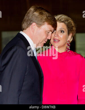 Bade-wurtemberg, Allemagne. 4 juin 2013. Le roi Willem-Alexander et Maxima La reine des Pays-Bas le 2ème jour à Stutgart, Allemagne. Au Musée Mercedes Benz 04-06-2013 Photo : Albert Nieboer-NETHETRLANDS / PRE OUT/dpa/Alamy Live News Banque D'Images