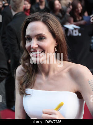 Berlin, Allemagne. 4 juin 2013. Actrice américaine Angelina Jolie arrive à la première du film 'World War Z' à Berlin, Allemagne, 4 juin 2013. Le film va commencer dans les cinémas Le 27 juin 2013 à l'échelle du pays. Photo : Joanna Scheffel/dpa/Alamy Live News Banque D'Images