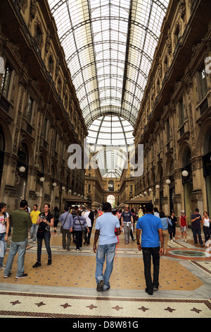 Les gens marcher dans la galerie Vittorio Emanuele à Milan Italie Banque D'Images