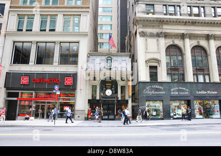 Les piétons circulant le long de rue en face de la Nat Sherman de tabac en New York City, USA Banque D'Images