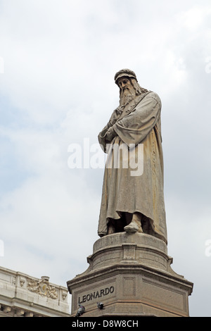 Statue de léonard de Vinci l'article sur la Piazza della Scala de Milan Italie Banque D'Images