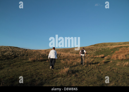 Les gens qui marchent jusqu'à une colline, Campsie Fells à Lennoxtown, Glasgow, Écosse, Royaume-Uni Banque D'Images