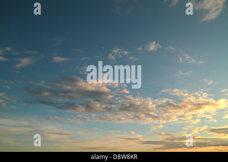 Ciel nuageux pendant le coucher du soleil à Lennoxtown, Glasgow, Écosse, Royaume-Uni Banque D'Images