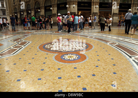 Les gens marcher dans la galerie Vittorio Emanuele à Milan Italie Banque D'Images