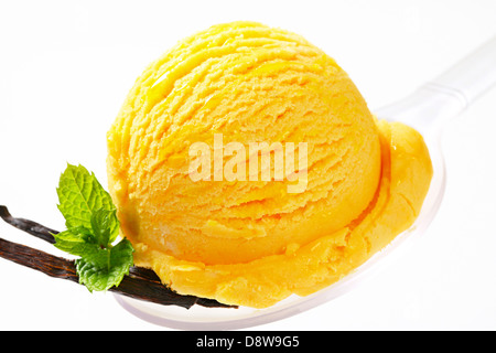 Boule de glace jaune crème sur une cuillère Banque D'Images